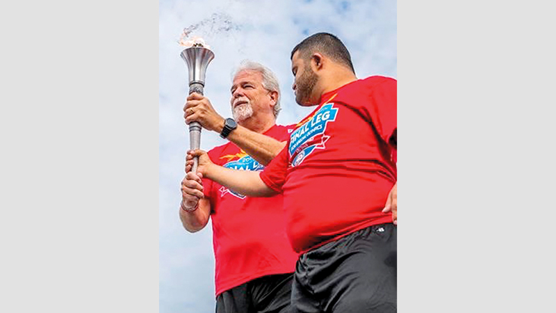 السبوسي خلال مشاركته في حمل «شعلة الأمل». من المصدر