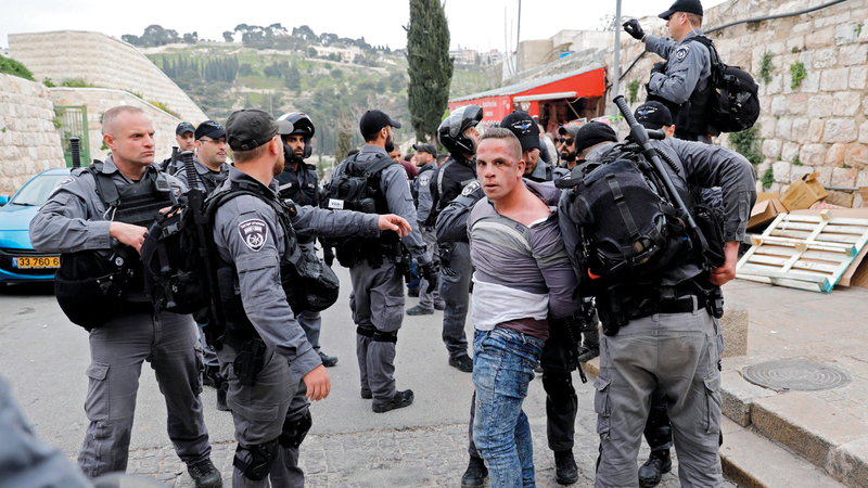 شرطة الاحتلال تعتدي على شاب فلسطيني بعد إغلاق المسجد الأقصى. أ.ف.ب