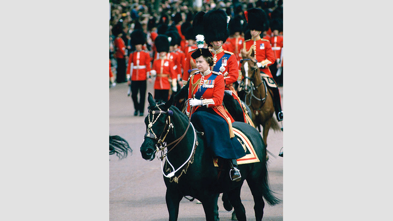 الملكة إليزابيث تسير في موكبها. من المصدر