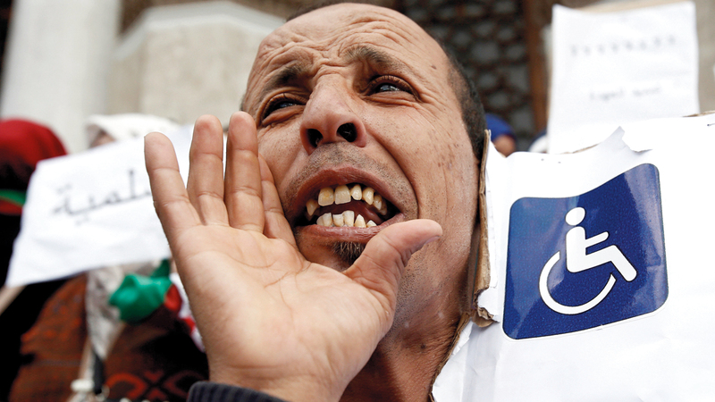[جانب من تظاهرة لذوي الإعاقة بالجزائر في أول وقفة احتجاجية خاصة بهم. رويترز]
    جانب من تظاهرة لذوي الإعاقة بالجزائر في أول وقفة احتجاجية خاصة بهم. رويترز