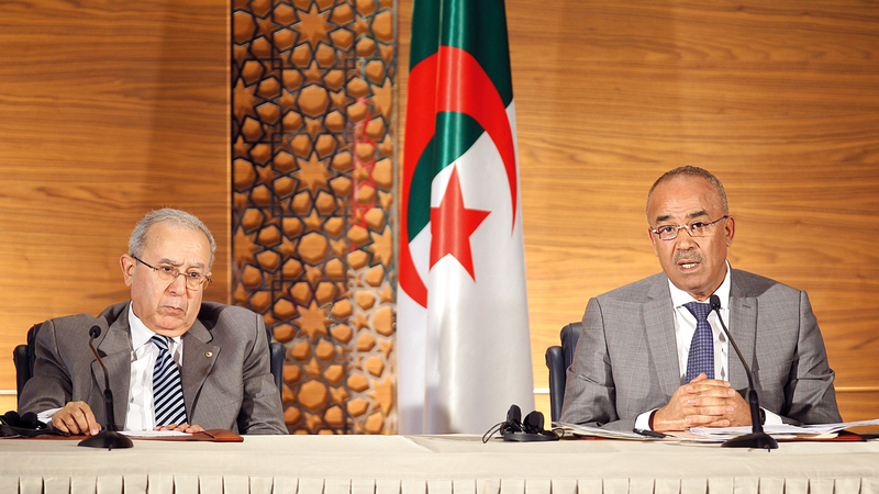 رئيس الوزراء الجزائري «يمين»: الحكومة تضم «كفاءات» وستتولى السلطة «لمرحلة قصيرة».  أ.ب