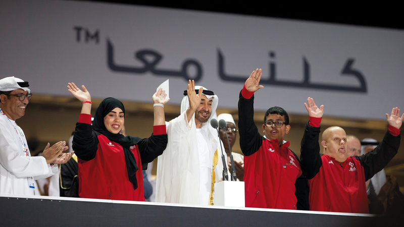 محمد بن زايد مع النجوم من أصحاب الهمم خلال افتتاح الألعاب العالمية.

وام