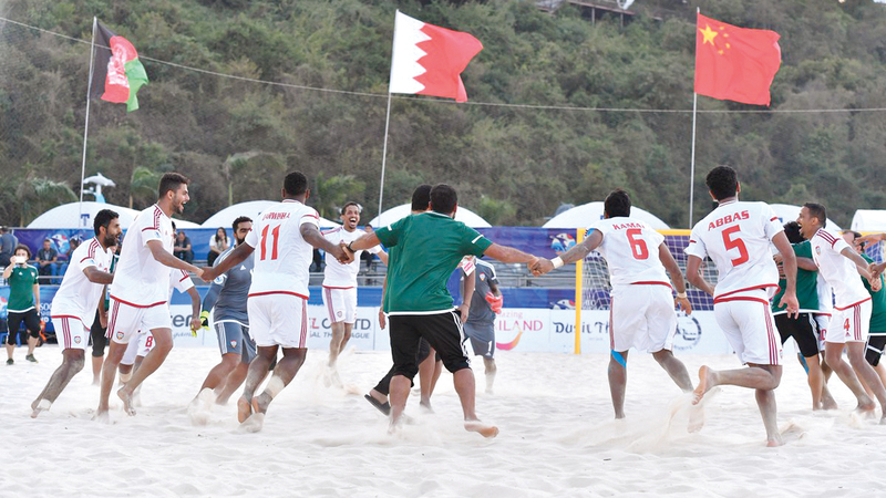 فرحة كبيرة للاعبين بعد الفوز المثير على عمان أمس في نصف النهائي الآسيوي.  من المصدر