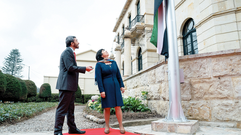 عبدالله بن زايد وهارا خلال افتتاح سفارة الدولة في بوغوتا. وام