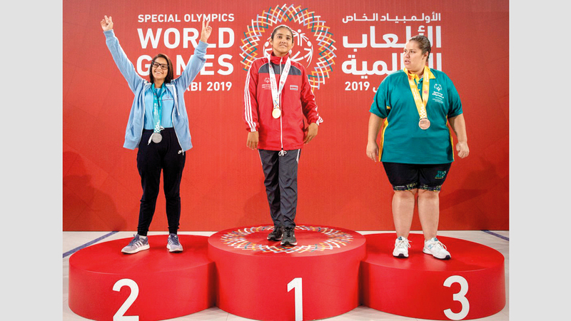 الكوستاريكية يوليانا مورا (وسط) تعلمت السباحة في نهر مملوء بالتماسيح.. وتوجت في أبوظبي بذهبية سباق 400 متر.