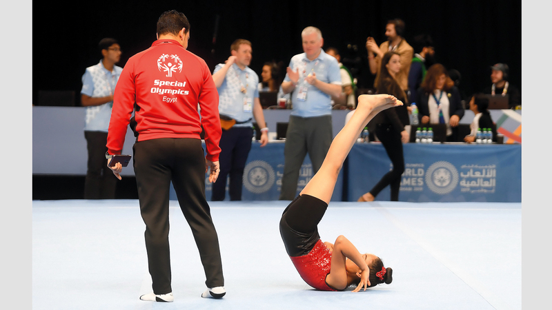 لاعبة من المنتخب المصري خلال منافسات الجمباز.. بإشراف مدربها.