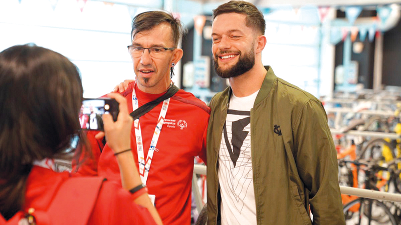 المصارع الأيرلندي فين بالور يلتقط صوراً تذكارية مع أصحاب الهمم في أبوظبي. الإمارات اليوم