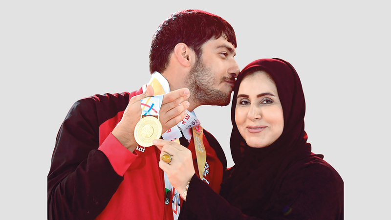 عبدالله الشامسي يقبّل رأس والدته عقب تتويجه بالذهبية. تصوير: باتريك كاستيلو