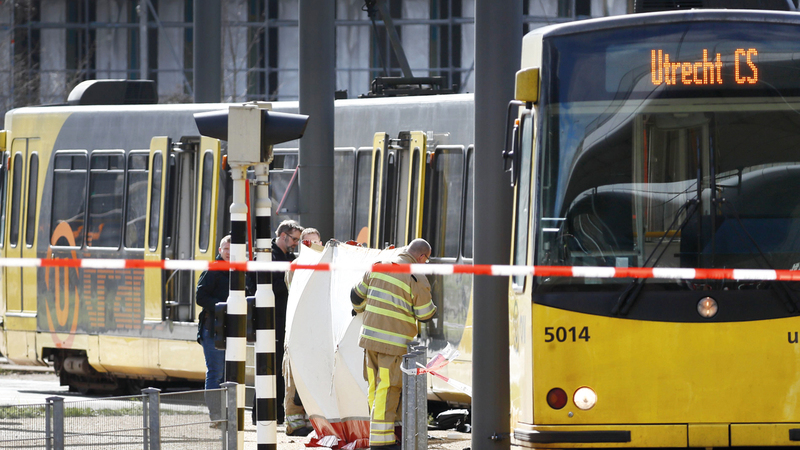 عناصر من الشرطة وخدمات الطوارئ في مكان إطلاق النار. أ.ف.ب