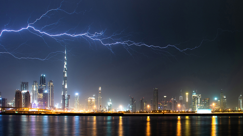 صورتان للبرق في سماء دبي وحول برج خليفة التقطهما الزميل يوسف الهرمودي خلال الأمطار التي شهدتها الإمارات أول من أمس.