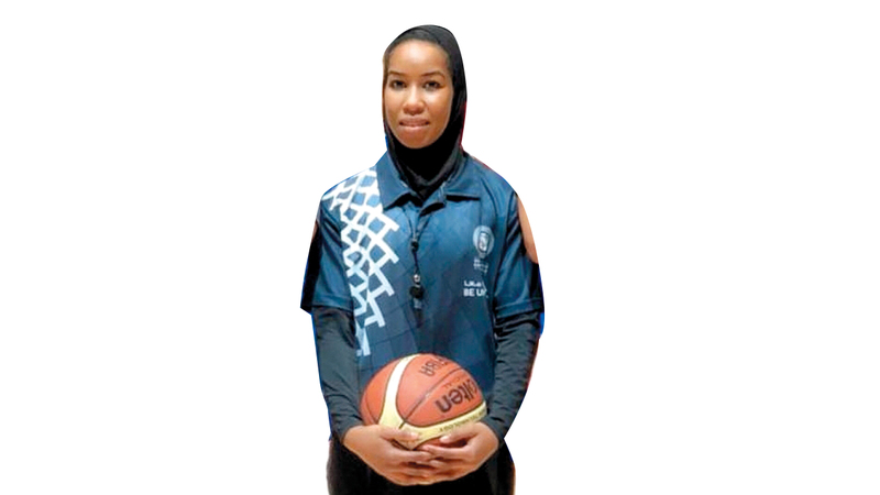 مريم مبارك خلال مشاركتها في إدارة إحدى مباريات السلة بدورة أبوظبي.  من المصدر.