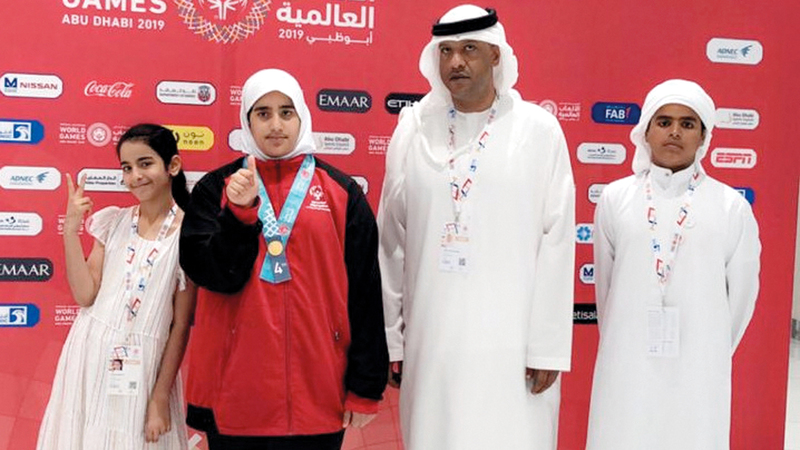 روضة الأحبابي مع عائلتها.  من المصدر