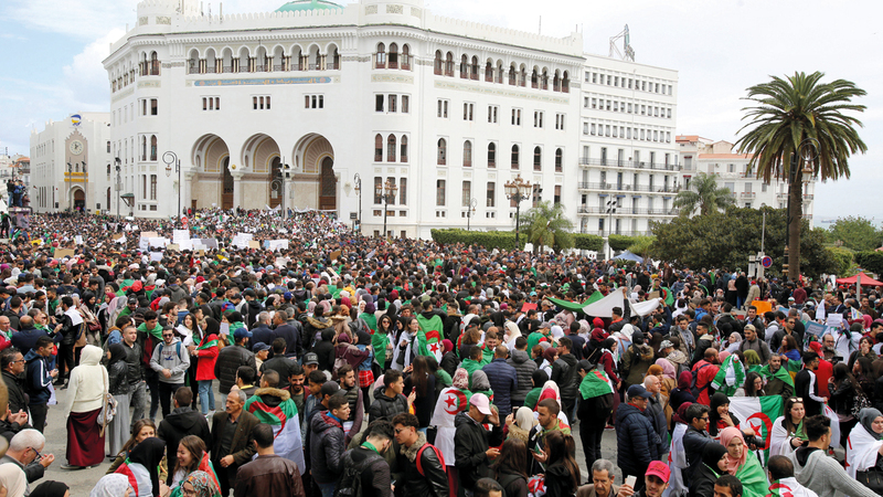 تظاهرات في العاصمة الجزائرية احتجاجاً على رسالة بوتفليقة. رويترز