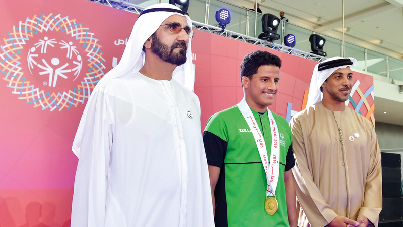 محمد بن راشد ومنصور بن زايد مع البطل السعودي حسن الحضركي. وام
