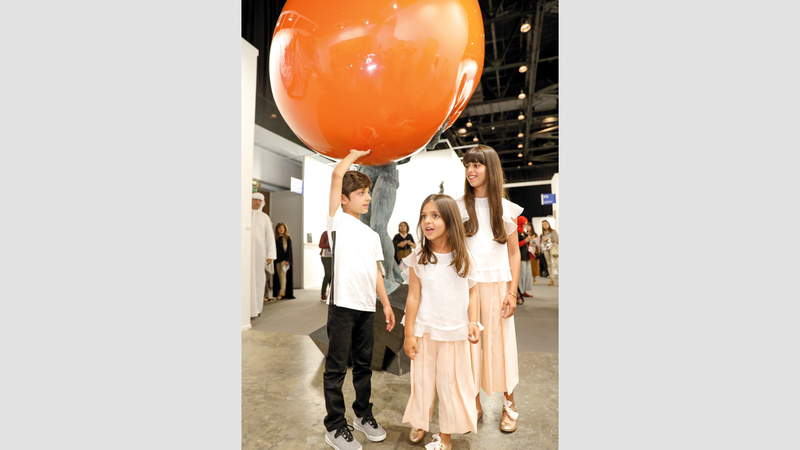 أنجال منصور بن زايد تجوّلوا في أرجاء المعرض الفني. الإمارات اليوم