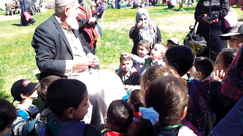 الحاج غسان يونس ينتظر يومياً وفود الأطفال القادمين مع عائلاتهم والرحلات المدرسية للتحدث إليهم واللهو معهم وتوزيع قطع الحلوى عليهم. من المصدر