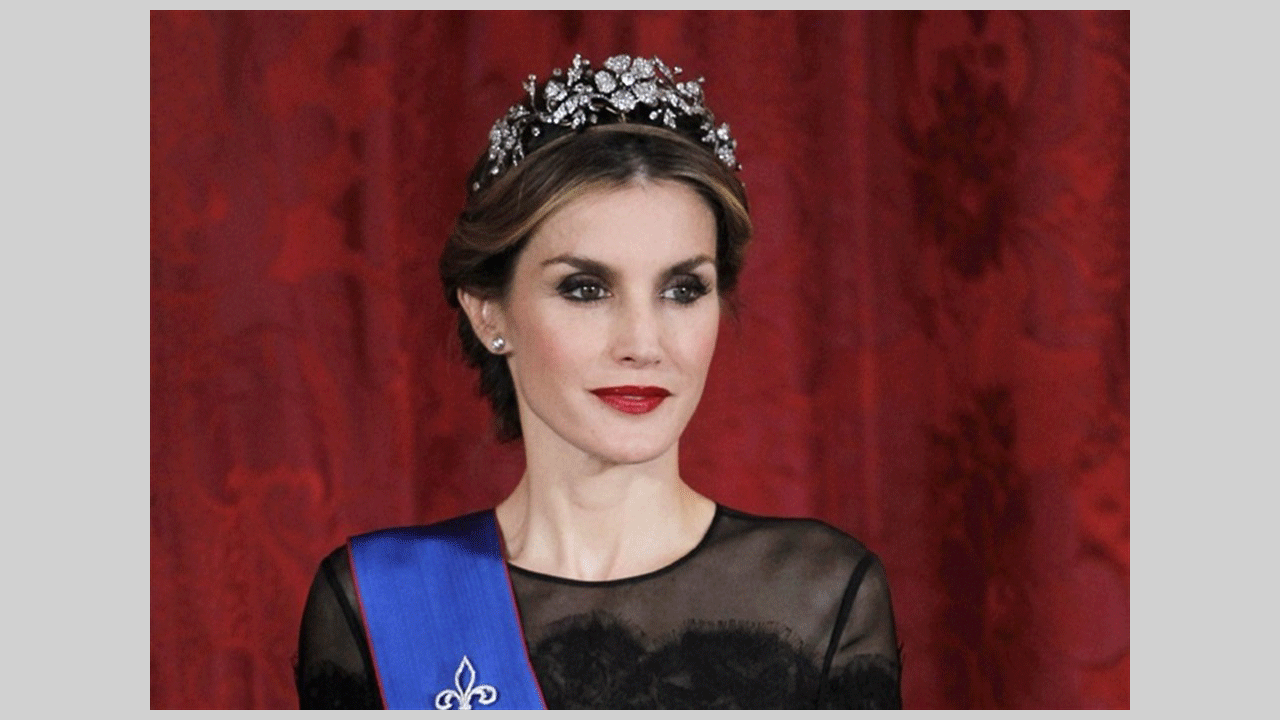 الملكة ليتيسيا الإسبانية واحدة من أفضل الشخصيات الملكية المعروفة بفخامة الموضة في العالم الملكي.