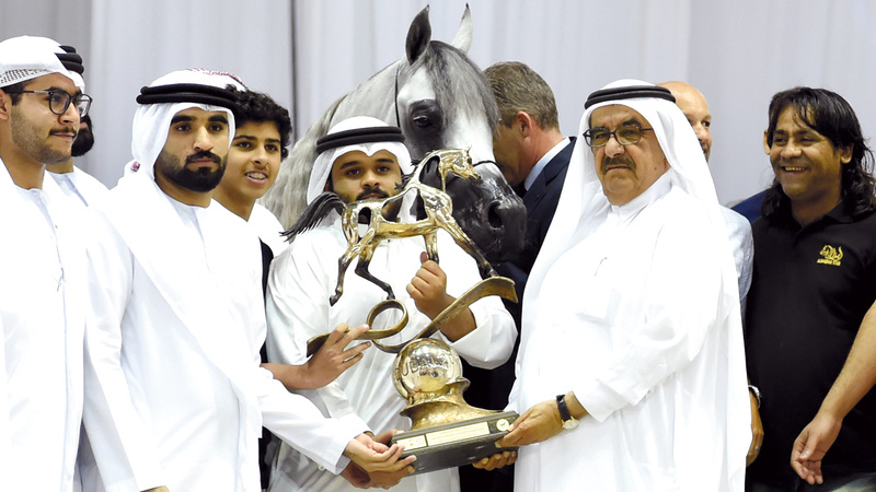 حمدان بن راشد خلال تتويجه الفائزين في بطولة دبي الدولية للجواد العربي. تصوير: أسامة أبوغانم