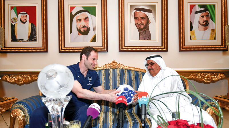 حمدان بن راشد يهدي كرة النصر إلى حارس أرسنال بيتر تشيك.