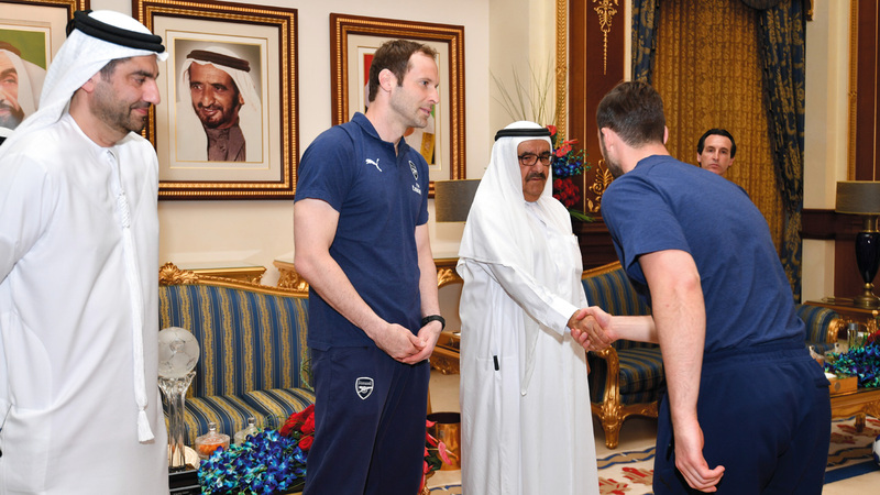 حمدان بن راشد يصافح أعضاء فريق أرسنال. تصوير: مصطفى قاسمي