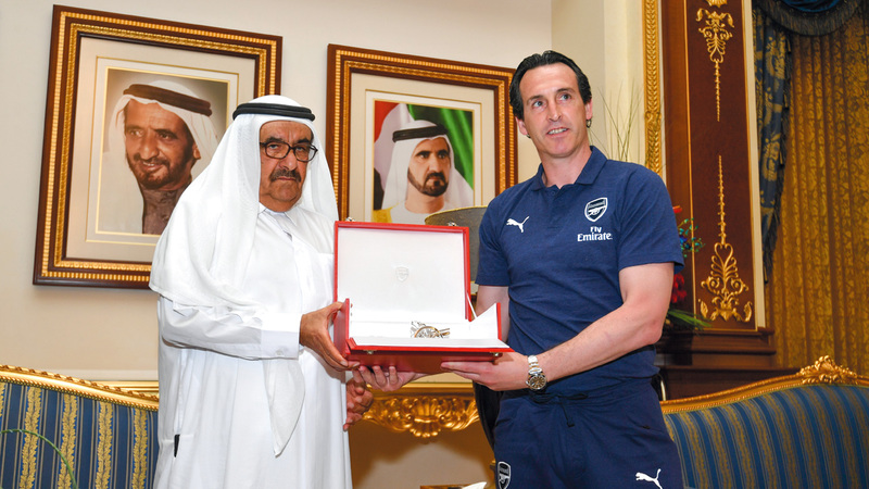 حمدان بن راشد يتسلم درعاً من مدرب أرسنال إيمري.