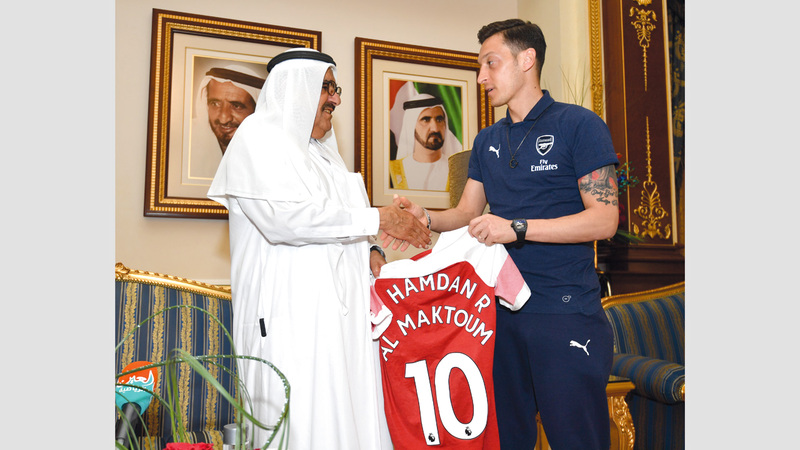 حمدان بن راشد يتسلم قميص أرسنال من مسعود أوزيل.