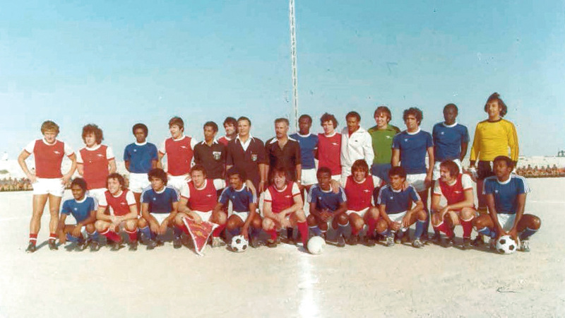 صورة جماعية للاعبي النصر وأرسنال عام 1976. أرشيفية