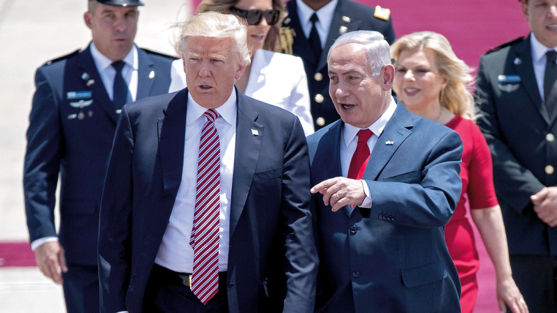 ترامب أثناء وصوله إلى مطار بن غوريون في آخر زيارة له إلى إسرائيل العام قبل الماضي.  أ.ف.ب