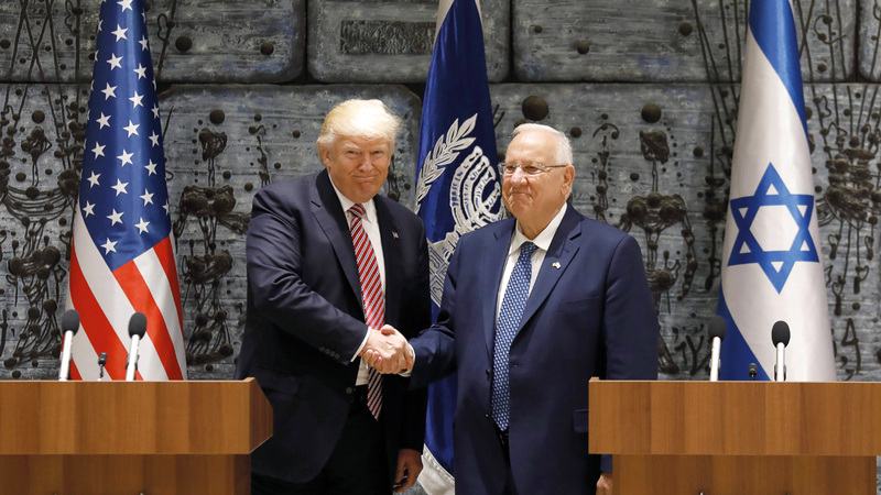 ترامب يصافح الرئيس الإسرائيلي رؤوفين ريفلين. أ.ف.ب