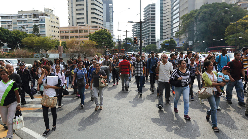 المئات اختاروا السير على أقدامهم عوضاً عن وسائل النقل.  أ.ب