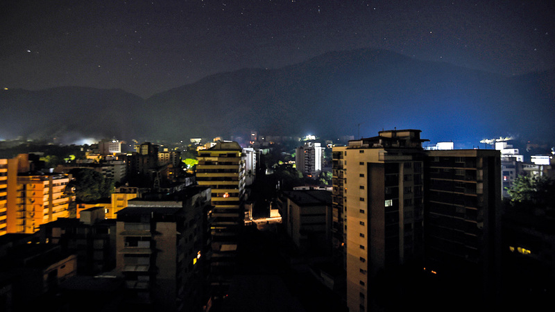 الظلام يغطي جزءاً كبيراً من العاصمة كراكاس.  أ.ف.ب