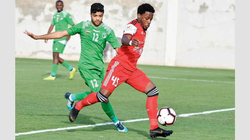 أحمد ربيع يقود هجمة جزراوية نحو مرمى الإمارات. من المصدر