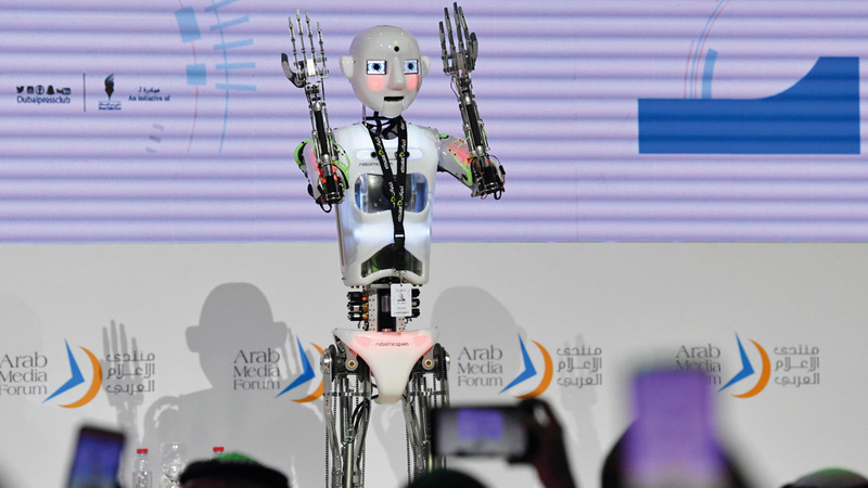 الروبوت تحدث إلى الحضور وأثار إعجابهم.

من المصدر