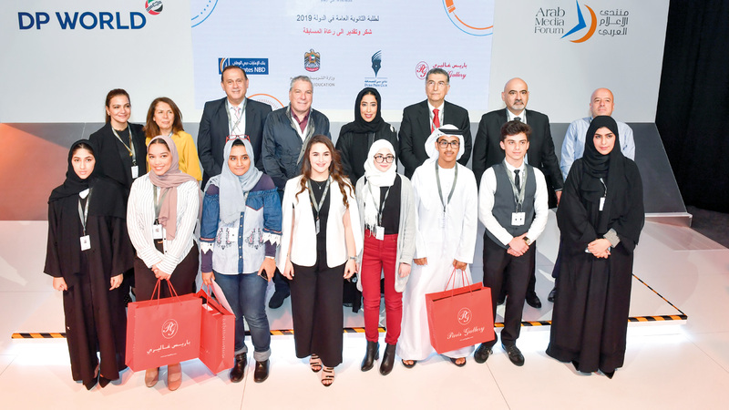 المري وجابر يتوسطان الطلبة الفائزين بالجائزة.

من المصدر