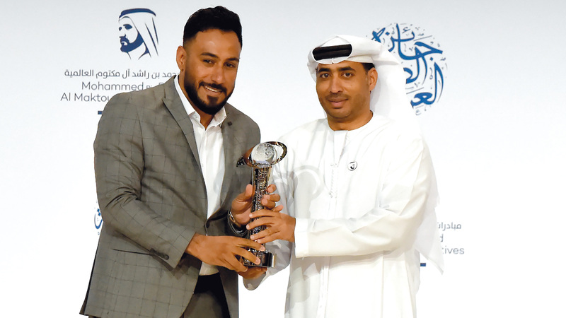 سامي الريامي يسلّم درع «الصحافة الاستقصائية» لأسعد الزلزلي. من المصدر