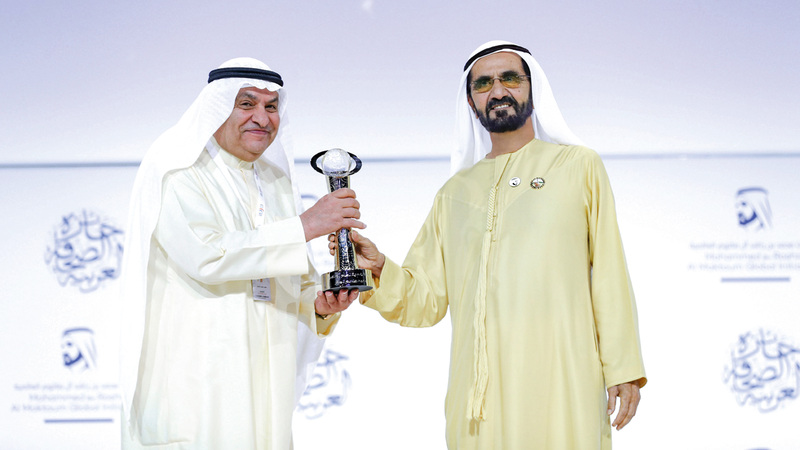 محمد بن راشد يكرّم محمد جاسم الصقر بجائزة «شخصية العام الإعلامية». من المصدر