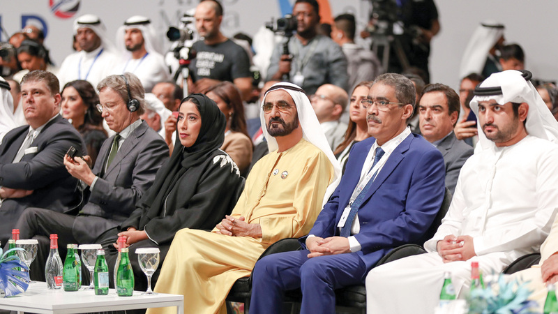 محمد بن راشد يتوسّط القيادات الإعلامية في حفل جائزة الصحافة العربية. من المصدر