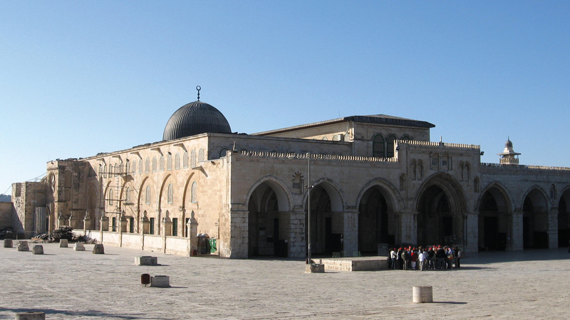 الجامع القبلي يتميز بقبته السوداء الرصاصية ويقع جنوب المسجد الأقصى.
الإمارات اليوم