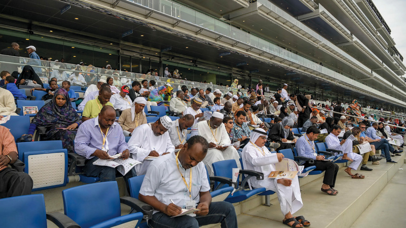 جمهور كبير تابع مختلف الأشواط في كأس دبي العالمي أمس. تصوير: أشوك فيرما