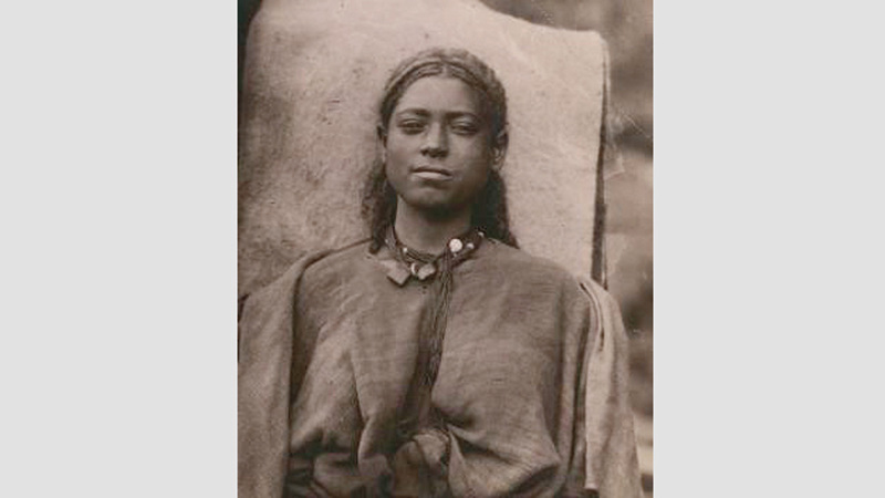 صورة شخصية لشابة من إثيوبيا، سبتمبر 1885 – نوفمبر 1888. جول بوريلي (1852 – 1941).