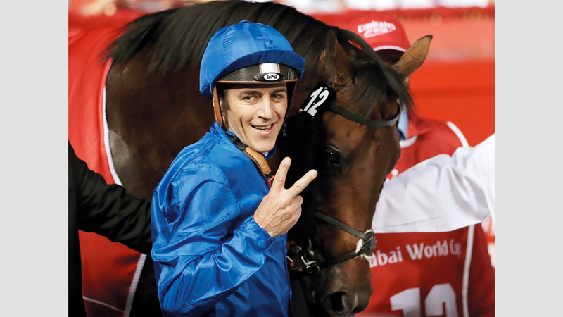 الفارس كريستوف سوميلون يرفع إشارة الثنائية التاريخية. تصوير: أسامة أبوغانم