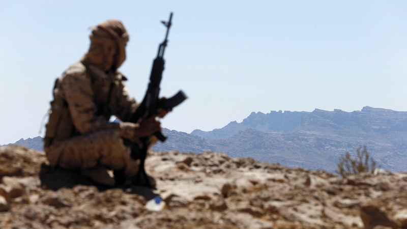 جندي يمني في أحد المواقع على جبهة نهم القريبة من صنعاء. رويترز