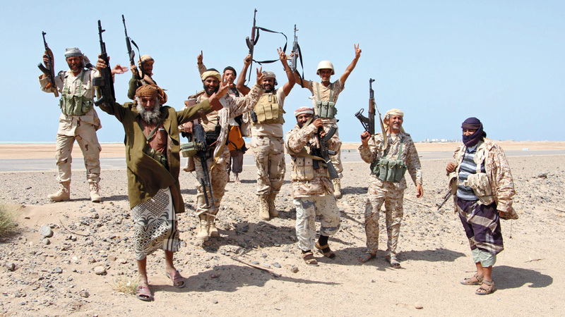 قوات من الشرعية اليمنية في إحدى مناطق المخاء. أ.ف.ب