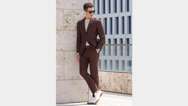 لإطلالة أنيقة وكاجوال في آن واحد يتم تنسيق البذلة مع تيشيرت.