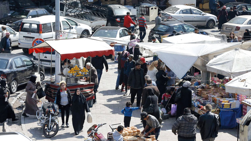 أحد أسواق الشوارع التي انتشرت في دمشق  وسط تنامي معدلات الفقر.  غيتي