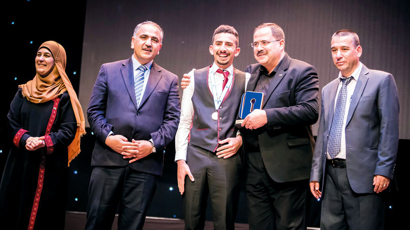 تتويج المعايطة في حفل نظمته وزارة التربية في فلسطين بالتنسيق مع لجنة تحدي القراءة العربي بدبي. من المصدر