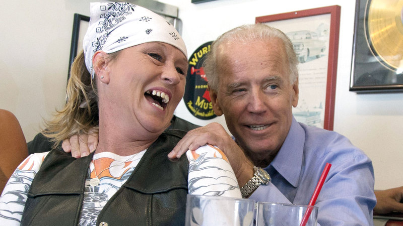 بايدن مع نادلة في أحد المطاعم.  أ.ب