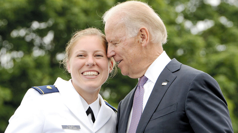 مع إيرين تالبوت.  أ.ب