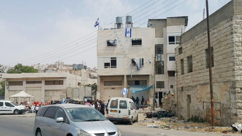 محكمة الصلح الإسرائيلية أصدرت قراراً قضائياً بإخلاء المستوطنين منزل عائلة البكري المكوّن من طابقين حتى نهاية شهر أبريل الجاري. الإمارات اليوم