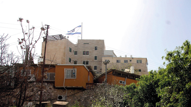 جانب من منازل مستوطنة رمات يشاي التي تحاصر منزل عائلة البكري في الخليل